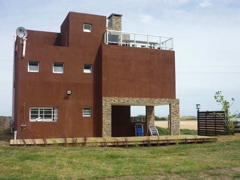 Casa en primera línea, balneario Buenos Aires